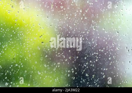 Nasser Regen fällt auf die Fenster Stockfoto