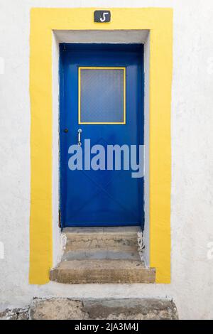 Typische Türarchitektur aus der Algarve, in Santa Barbara de Nexe, Portugal. Stockfoto