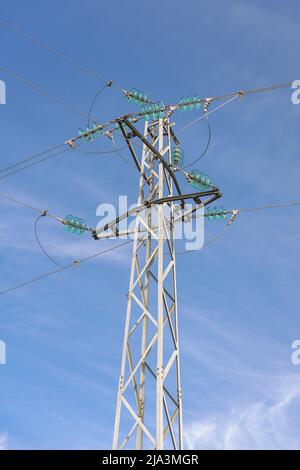 Strommast von unten gesehen mit blauem Himmel. Stockfoto
