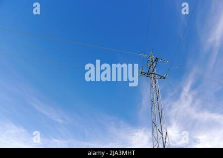 Strommast von unten gesehen mit blauem Himmel. Stockfoto