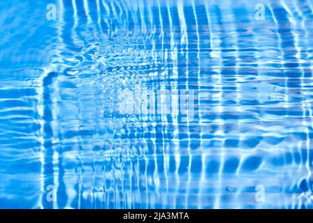 Abstrakter Wasserhintergrund. Geometrische Wellen auf blauer Wasseroberfläche. Stockfoto