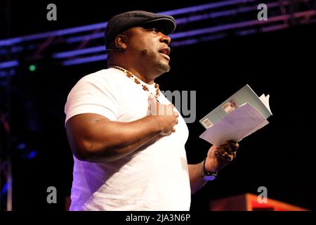 Hay Festival, Hay on Wye, Wales, Großbritannien - Freitag, 27.. Mai 2022 - der Dichter und Autor Eric Ngalle Charles liest seine Gedichte auf der Bühne während des zweiten Tages des diesjährigen Hay Festivals - Credit: Steven May/Alamy Live News Stockfoto