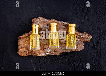 Arabian Oud Attar Parfüm ätherisches Öl in Glasflaschen, Draufsicht Stockfoto