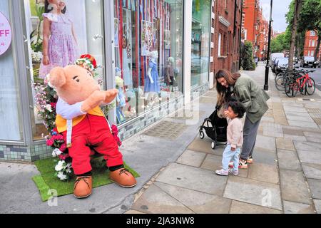 London, Großbritannien. 27.. Mai 2022. Chelsea in Bloom bringt Menschenmassen in die Kings Road, Chelsea. Kredit: Brian Minkoff/Alamy Live Nachrichten Stockfoto