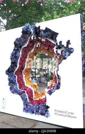 London, Großbritannien. 27.. Mai 2022. Chelsea in Bloom bringt Menschenmassen in die Kings Road, Chelsea. Kredit: Brian Minkoff/Alamy Live Nachrichten Stockfoto