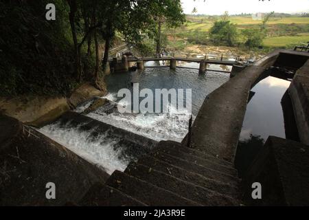 Ein Wasserfall und Staudamm in den Kalksteinhöhlen von Waikelo Sawah, einer seltenen Wasserquelle in Sumba – einer regelmäßig von Dürre betroffenen Insel, die sich im Dorf Tema Tana, East Wewewa, Southwest Sumba, East Nusa Tenggara, Indonesien, befindet. Stockfoto