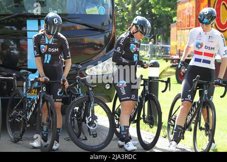 Maldon, Großbritannien. 27. Mai 2022. Etappe 1 des Radrennens der Frauen des RideLondon Classique 2022, Teil des UCI Women’s World Tour Kalenders. Das Rennen beginnt im Promenade Park, Maldon, bevor es sich in Nord-Essex umrundet und zurück in Maldon endet. Leah Kirchmann, Charlotte Kool und Pfeiffer Georgi vom Team DSM bereiten sich vor dem Start des Rennens vor. Pfeiffer Georgi trägt das Trikot des britischen National Road Race Champions. Kredit: Eastern Views/Alamy Live Nachrichten Stockfoto