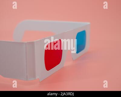 Rote und blaue Papiergläser für 3D Filme und Bilder. Stockfoto