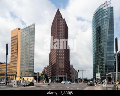 BERLIN, DEUTSCHLAND - 21. Mai 2022; architektonische Stadtgebäude hochmoderne architektonische Hochhäuser Potsdamer Platz. Stockfoto
