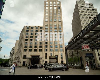 BERLIN, DEUTSCHLAND - 21. Mai 2022; architektonische Stadtgebäude hochmoderne architektonische Hochhäuser Potsdamer Platz. Stockfoto