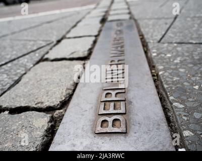 Berliner Mauer-Zeichen auf der Straße, Berliner Mauer Stockfoto