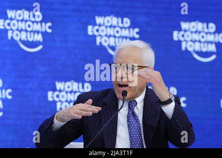 Davos, Schweiz. 23.. Mai 2022. David Rubenstein, Mitbegründer und Co-Executive Chairman der Carlyle Group, nimmt an einer Sitzung des World Economic Forum (WEF) Annual Meeting 2022 in Davos, Schweiz, am 23. Mai 2022 Teil. Quelle: Zheng Huansong/Xinhua/Alamy Live News Stockfoto