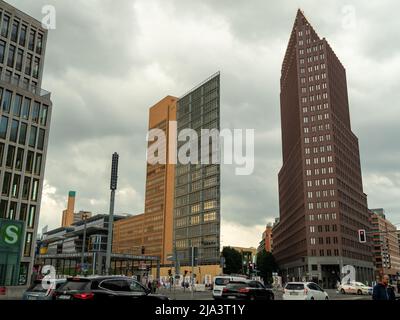 BERLIN, DEUTSCHLAND - 21. Mai 2022; architektonische Stadtgebäude hochmoderne architektonische Hochhäuser Potsdamer Platz. Stockfoto