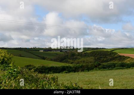 Pennant Farm mit Trelights Village und Trevathan Farm Shop im Hintergrund Port Issac Cornwall England Stockfoto