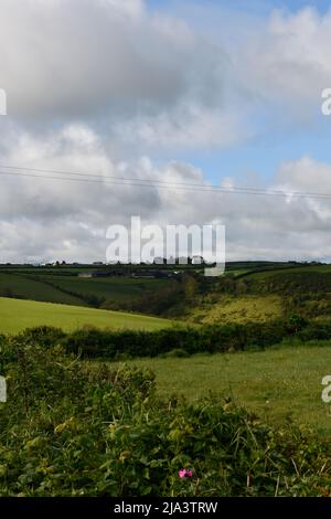 Pennant Farm mit Trelights Village und Trevathan Farm Shop im Hintergrund Port Issac Cornwall England Stockfoto