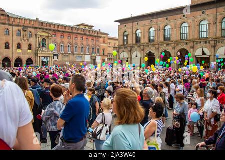 Bologna, Italien - 27. Mai 2022. Begegnung der Bologneser mit der Madonna von San Luca.Volksfrömmigkeit der Gläubigen und Pilger. Stockfoto