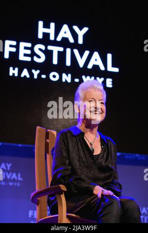 Hay-on-Wye, Wales, Großbritannien. 27.. Mai 2022. Dame Jacqueline Wilson spricht über ihr neues Buch für junge Erwachsene, Baby Love, beim Hay Festival 2022 Program for Schools in Wales. Quelle: Sam Hardwick/Alamy. Stockfoto