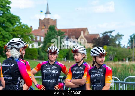 Maldon, Essex, Großbritannien. 27.. Mai 2022. Die erste Etappe des Radrennens Union Cycliste Internationale für Frauen ist angelaufen, mit dem Start in Maldon, wo die Fahrer auf einer 136,5 km langen Strecke in die Landschaft von Essex fahren und in die Stadt zurück ins Ziel fahren. Das UCI-Rennen hat internationale Spitzenfahrer angezogen, die an der dreistufigen Veranstaltung teilnehmen, die am Sonntag in London ihren Höhepunkt findet. Die Fahrer von Andy Schleck CP NVST Immo Losch bereiten sich auf die Anmeldung vor Stockfoto