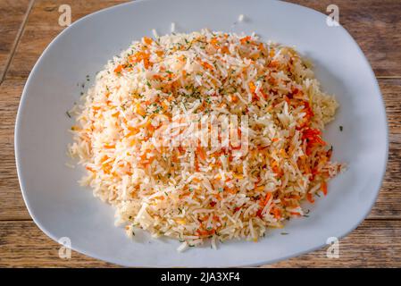 Teller mit gebratenem Reis, Fast Food für die Lieferung nach Hause, zum Mitnehmen oder essen in. Stockfoto