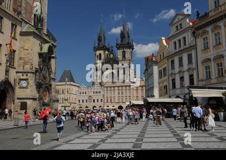 Touristen besichtigen den Altstädter Ring in Prag, Tschechische Republik, 18. Mai 2022. (CTK-Foto/Martin Hurin) Stockfoto