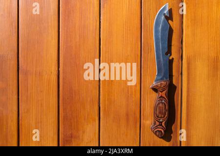 Messer zum Kochen auf einem Holztisch Stockfoto