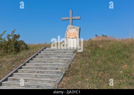 Sewastopol, Krim, Russland - 28. Juli 2021: Denkmal für die sowjetischen und deutschen Soldaten, die in den Kämpfen für Sewastopol, neben der Küste von 35., starben Stockfoto