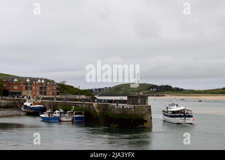 Jubilee Queen, die nach dem Laden von Passagieren nach Cornwall England auf See geht Stockfoto