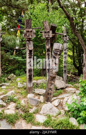 Seoul, Südkorea - 12. Juni 2017: Dorfwächter oder Jangseung im koreanischen Volksdorf Minsok. Stockfoto