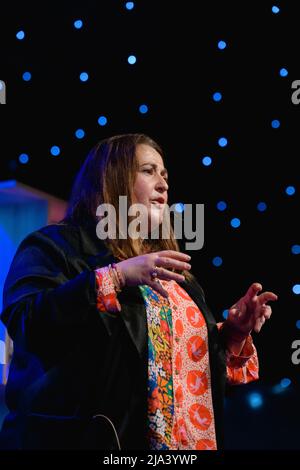 Hay-on-Wye, Wales, Großbritannien. 27.. Mai 2022. Louisa Reid diskutiert AUF dem Hay Festival 2022 Program for Schools in Wales über WRACKED/HANDSCHUHS OFF. Quelle: Sam Hardwick/Alamy. Stockfoto