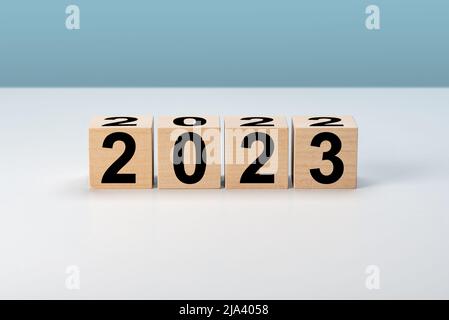 Neues Jahr 2023 auf Holzwürfeln. Holzwürfel mit 2022 bis 2023 Jahren. Start ins neue Jahr 2023 mit Zielplan, Zielkonzept, Aktionsplan, Strategie, Neujahr b Stockfoto