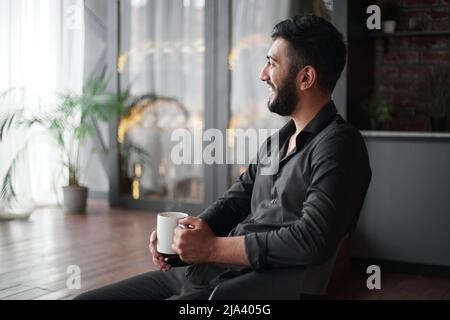 Geschäftsinhaber mit einer Tasse Kaffee in seinem neuen Geschäft. Stockfoto