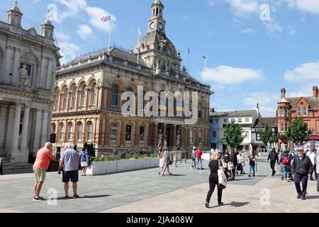 Ipswich, Suffolk, Großbritannien - 27. Mai 2022: Das Rathaus mit der Ukraine-Flagge als Beweis für die Unterstützung im anhaltenden Konflikt mit Russland. Stockfoto