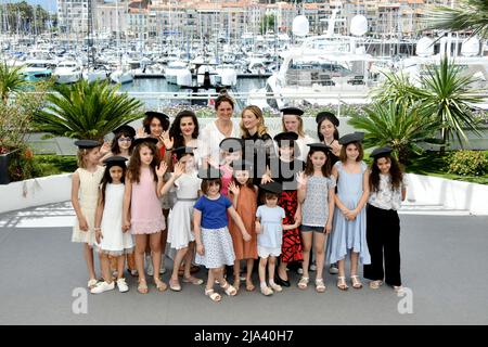 Cannes, Frankreich. 27.. Mai 2022. 75. Cannes Film Festival 2022, Photocall Rendez vous avec Alice Rohrwacher. Im Bild Alice und Alba Rohrwacher Kredit: Unabhängige Fotoagentur/Alamy Live News Stockfoto