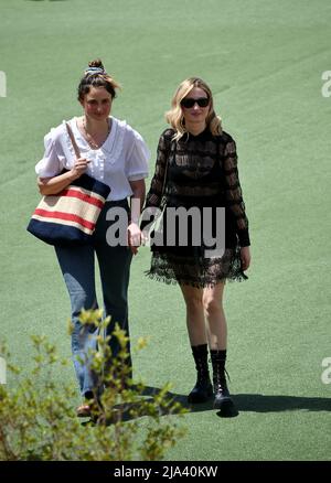 Cannes, Frankreich. 27.. Mai 2022. 75. Cannes Film Festival 2022, Photocall Rendez vous avec Alice Rohrwacher. Im Bild Alice und Alba Rohrwacher Kredit: Unabhängige Fotoagentur/Alamy Live News Stockfoto