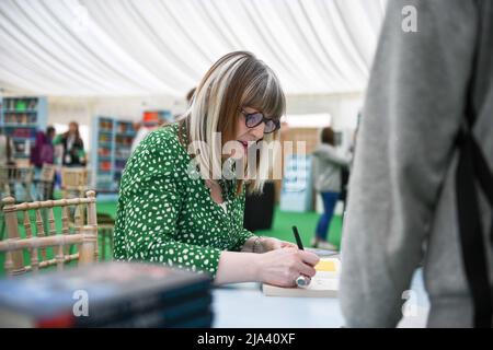 Yvette Fielding beim Hay Festival of Art and Literature 2022 in Powys, Wales. Das Festival läuft bis nächste Woche und zieht Autoren aus der ganzen Welt an, um an der Veranstaltung teilzunehmen. Stockfoto