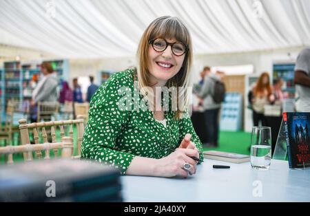 Yvette Fielding beim Hay Festival of Art and Literature 2022 in Powys, Wales. Das Festival läuft bis nächste Woche und zieht Autoren aus der ganzen Welt an, um an der Veranstaltung teilzunehmen. Stockfoto