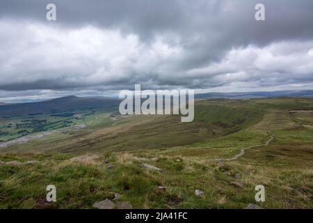 Blick vom Gipfel des Ingleborough, einem der Yorkshire Three Peaks. Wir besuchten den Dales High Way. Stockfoto