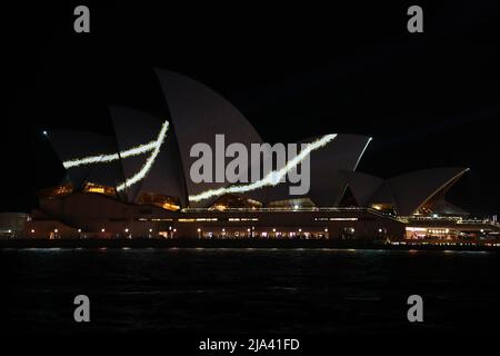 Sydney, Australien. 27. Mai 2022. Vivid Sydney 2022 läuft vom 27. Mai bis zum 18. Juni 2022. Im Bild: ‘Yarrkalpa – Hunting Ground’ erleuchtet die Segel des Opernhauses von Sydney. Kredit: Richard Milnes/Alamy Live Nachrichten Stockfoto