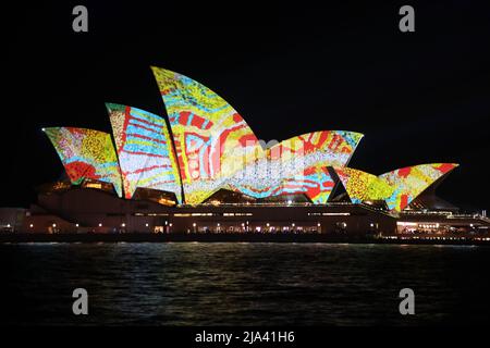 Sydney, Australien. 27. Mai 2022. Vivid Sydney 2022 läuft vom 27. Mai bis zum 18. Juni 2022. Im Bild: ‘Yarrkalpa – Hunting Ground’ erleuchtet die Segel des Opernhauses von Sydney. Kredit: Richard Milnes/Alamy Live Nachrichten Stockfoto