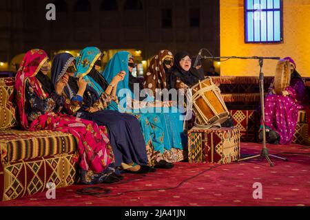 Traditionelle katarische Frauen Tanzgruppe in Souq Waqif , Doha, Katar Stockfoto
