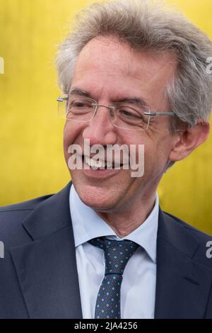 Neapel, Italien. 27.. Mai 2022. Gaetano Manfredi, Bürgermeister von Neapel, bei seinem Besuch in Ponticelli am 27. Mai 2022, um die Arbeit "Operation Gold" des Straßenkünstlers Zevs zu vollenden. Kredit: Unabhängige Fotoagentur/Alamy Live Nachrichten Stockfoto