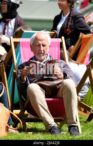 Hay Festival, Hay on Wye, Wales, Großbritannien – Freitag, 27.. Mai 2022 – Am zweiten Tag des diesjährigen Hay Festivals hat ein Besucher die Möglichkeit, zwischen den Veranstaltungen im Sonnenschein auf dem Festival-Rasen zu sitzen und zu lesen – dies ist das erste Mal, dass die Veranstaltung seit 2019 persönlich stattfindet. Das Hay Festival läuft bis zum 5.. Juni 2022. Foto Steven May / Alamy Live News Stockfoto