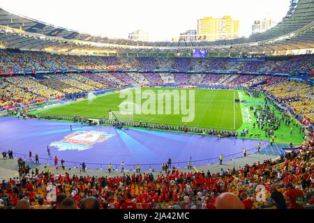 KIEW, UKRAINE - 26. MAI 2018: Panoramablick auf die Tribünen des NSC Olimpiyskiy Stadions in Kiew während des UEFA Champions League Finals 2018 von Real Madrid gegen Liverpool Stockfoto