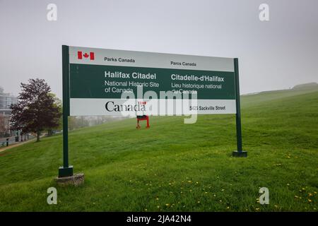 Offizielle Parks Canada Schild an der Halifax Citadel National Historic Site am Eingang in Englisch und Französisch. HALIFAX, KANADA – MAI 2022: Stockfoto