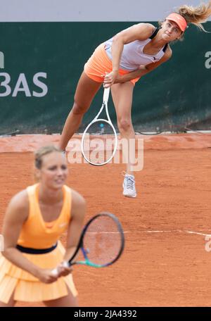 Die Belgierin Kimberley Zimmermann und die Belgierin Maryna Zanevska, die während eines Tennisspiels gegen den US-Amerikaner Krawczyk - den Niederländer Demi Schuurs, in der zweiten Runde abgebildet wurde Stockfoto