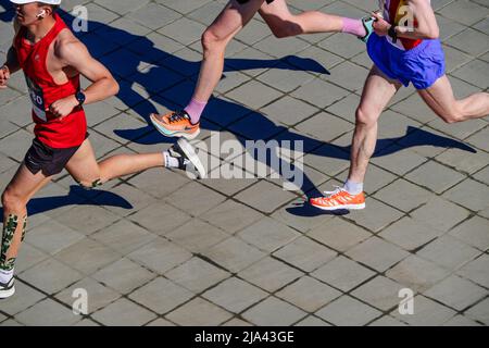 Kazan, Russland - 15. Mai 2022: Gruppenlauf des männlichen Athleten während des Kazan-Marathons Stockfoto