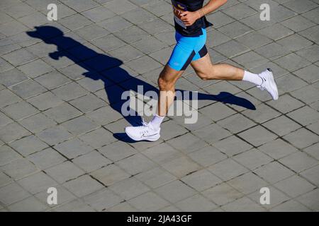 Kazan, Russland - 15. Mai 2022: Männlicher Athlet beim Kazan-Marathon Stockfoto