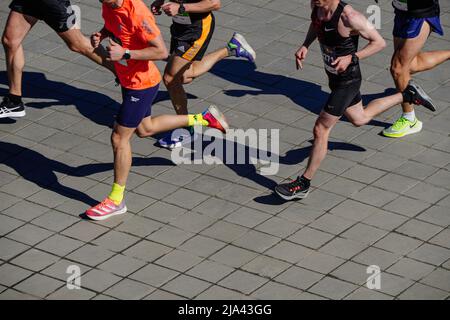 Kazan, Russland - 15. Mai 2022: Gruppenlauf des männlichen Athleten während des Kazan-Marathons Stockfoto