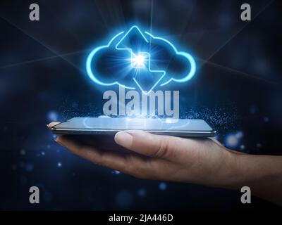 Cloud-Form und Download Upload Pfeile auf dem Smartphone in der Hand. 3D Abbildung. Stockfoto