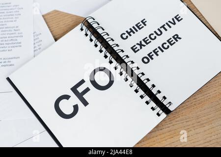 Draufsicht des Notebooks mit cfo- und Chief Executive Officer-Schriftzug Stockfoto